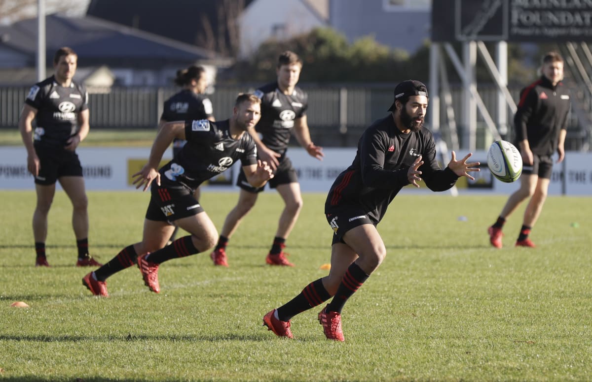 Na Novém Zélandu se o víkendu rozjede ragbyová sezona. Na utkání budou moci dorazit desetitisíce fanoušků. Richie Mounga Rugby chytá míč při tréninku v Rugby Parku v Christchurch.