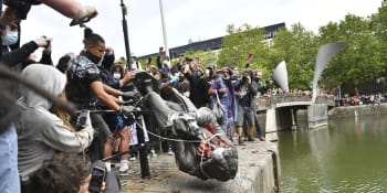 Protesty v Anglii: Posprejovaný Churchill, socha svržená do řeky a zranění policisté