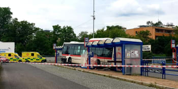 Ve Slaném najel autobus do lidí: Zemřelo malé dítě, další osoba je zraněná