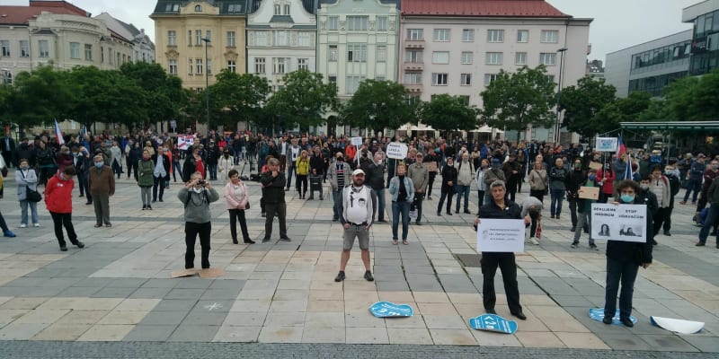 Stovky lidí demonstrovaly napříč Českou republikou (Facebook.com/Milion chvilek pro demokracii)