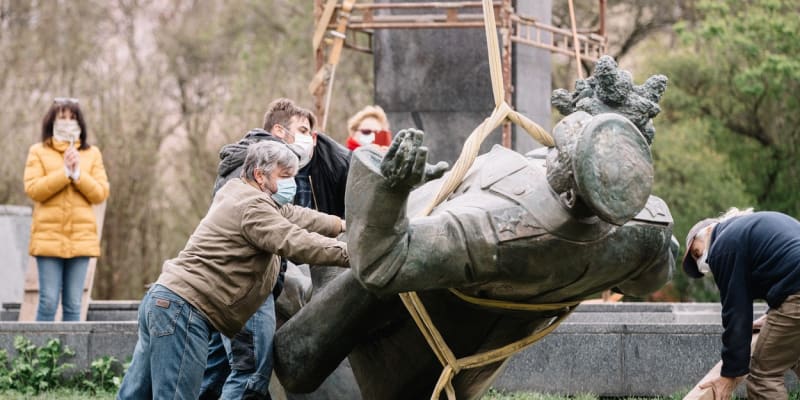 Odstraňování sochy maršála Koněva z pražských Dejvic. Foto: JAN ZÁTORSKÝ / MAFRA / Profimedia