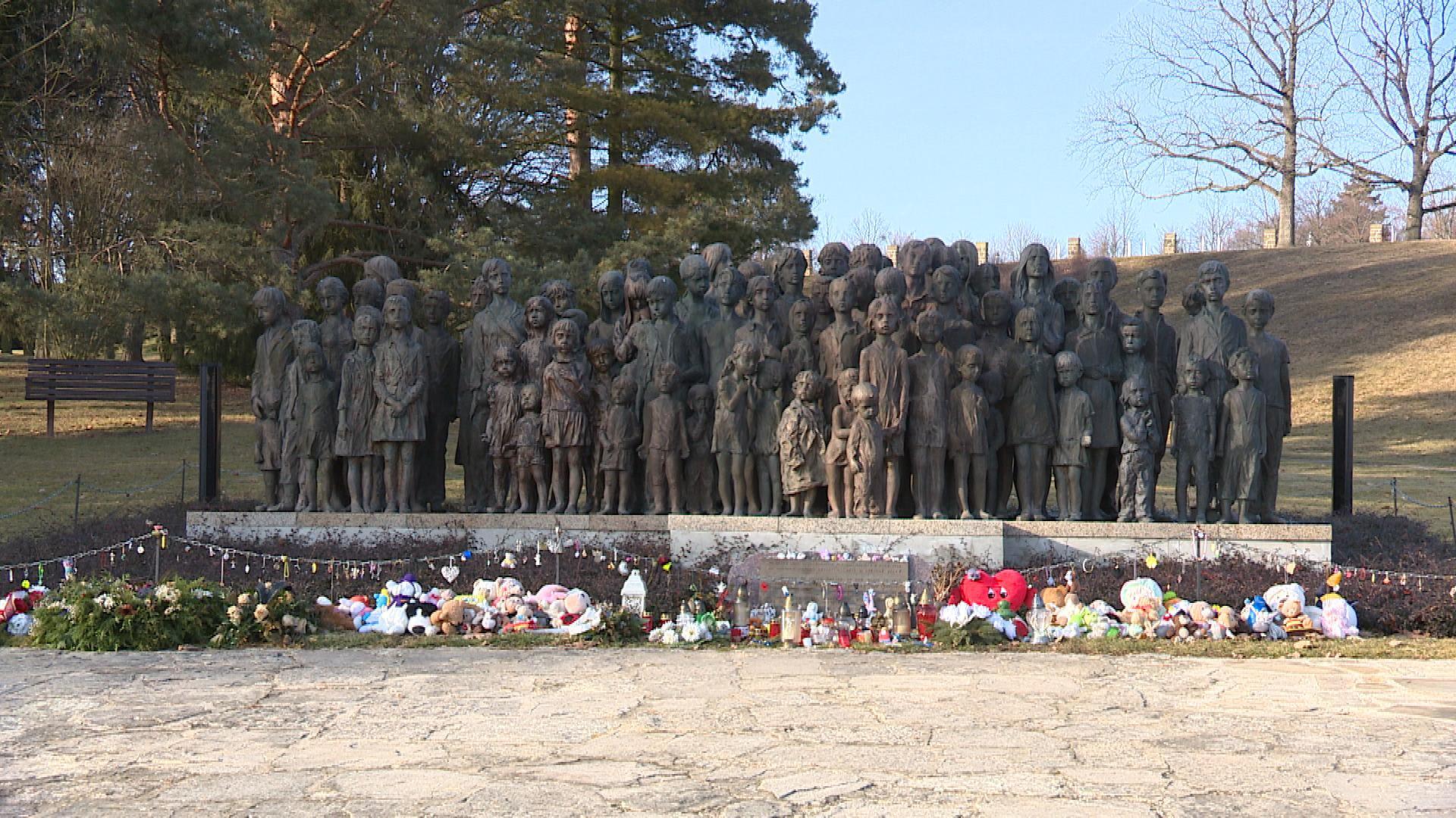 Pomník dětským obětem války, který je umístěn v místech původních Lidic.