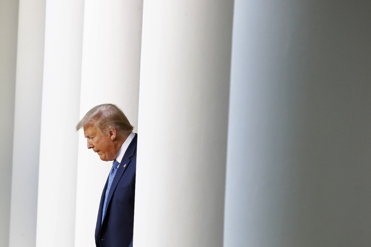 Donald Trump rozjímá v Růžové zahradě v areálu Bílého domu