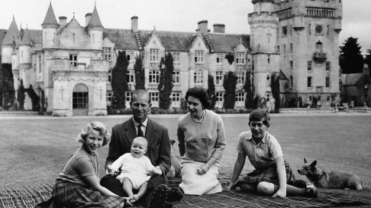 Společně měli čtyři děti. Jako první se v roce 1948 narodil princ Charles, o dva roky později přišla na svět princezna Anna a o 10 let později se narodil princ Andrew. Nejmladším potomkem je princ Edward, který přišel na svět v roce 1964. (Foto z roku 1...