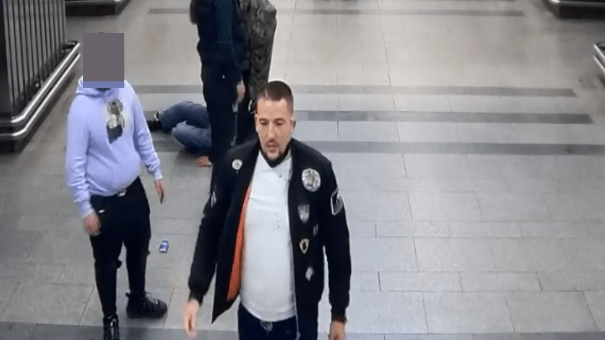 Policisté pátrají po útočnících z pražského metra