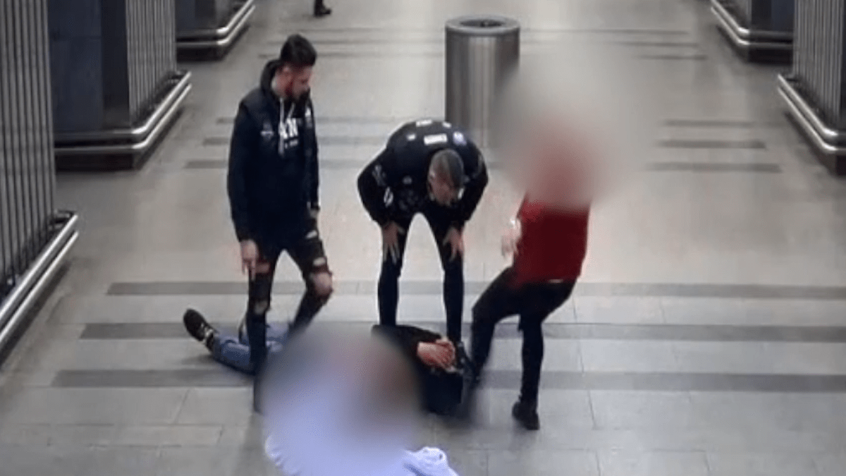 Brutální útok v pražském metru zaznamenala bezpečnostní kamera