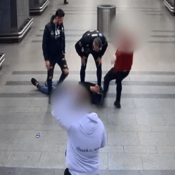 Brutální útok v pražském metru zaznamenala bezpečnostní kamera
