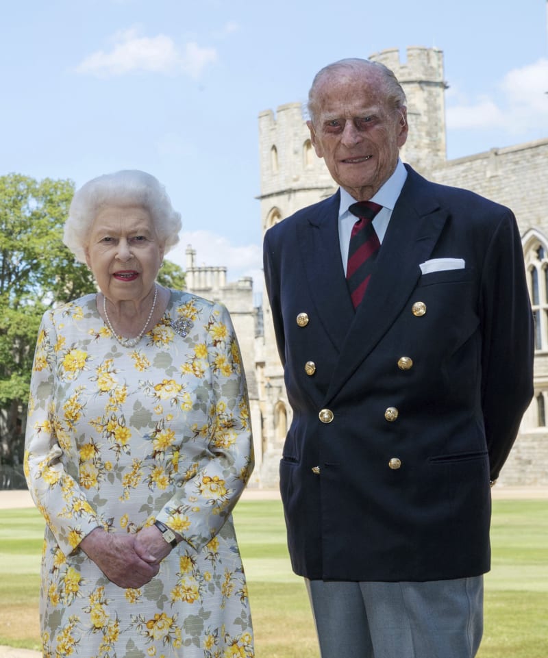 Portrét k 99 narozeninám prince Philipa a jeho manželky královny Alžběta II. na hradě Windsor.