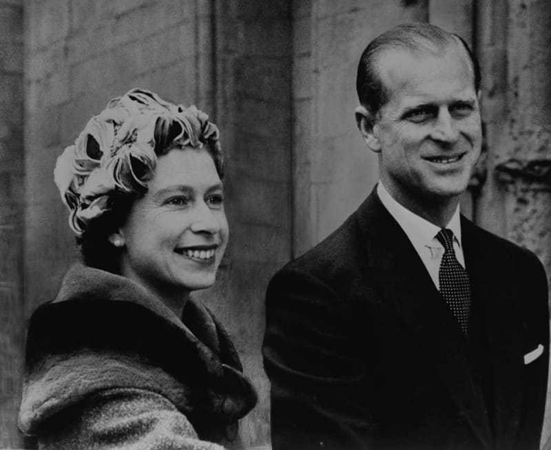 „Královna je obdařena neobvykle velkou dávkou tolerance," řekl princ Philip o své manželce.