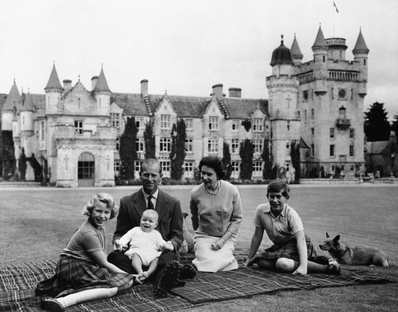 Společně měli čtyři děti. Jako první se v roce 1948 narodil princ Charles, o dva roky později přišla na svět princezna Anna a o 10 let později se narodil princ Andrew. Nejmladším potomkem je princ Edward, který přišel na svět v roce 1964. (foto z roku 1960)