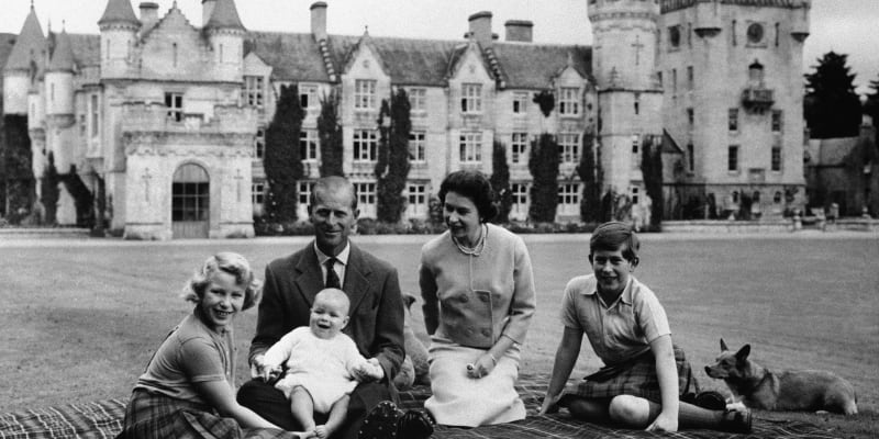 Společně měli čtyři děti. Jako první se v roce 1948 narodil princ Charles, o dva roky později přišla na svět princezna Anna a o 10 let později se narodil princ Andrew. Nejmladším potomkem je princ Edward, který přišel na svět v roce 1964. (foto z roku 1...