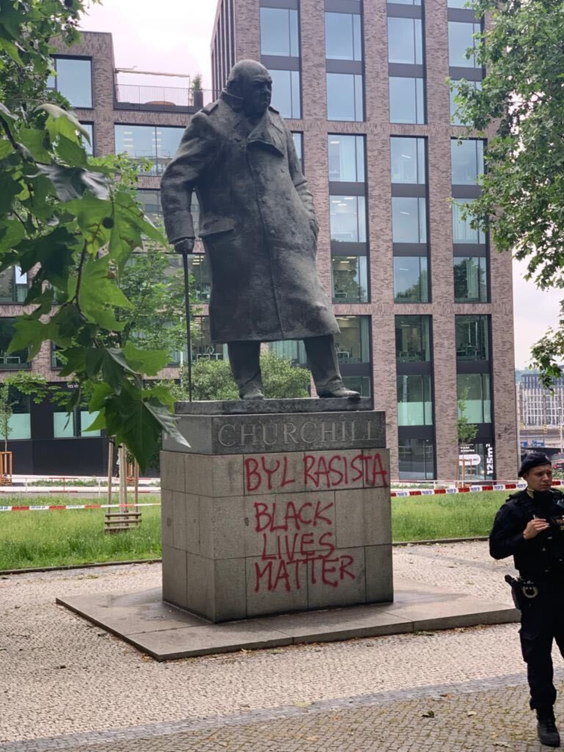 Poškozená socha Winstona Churchilla v Praze 3