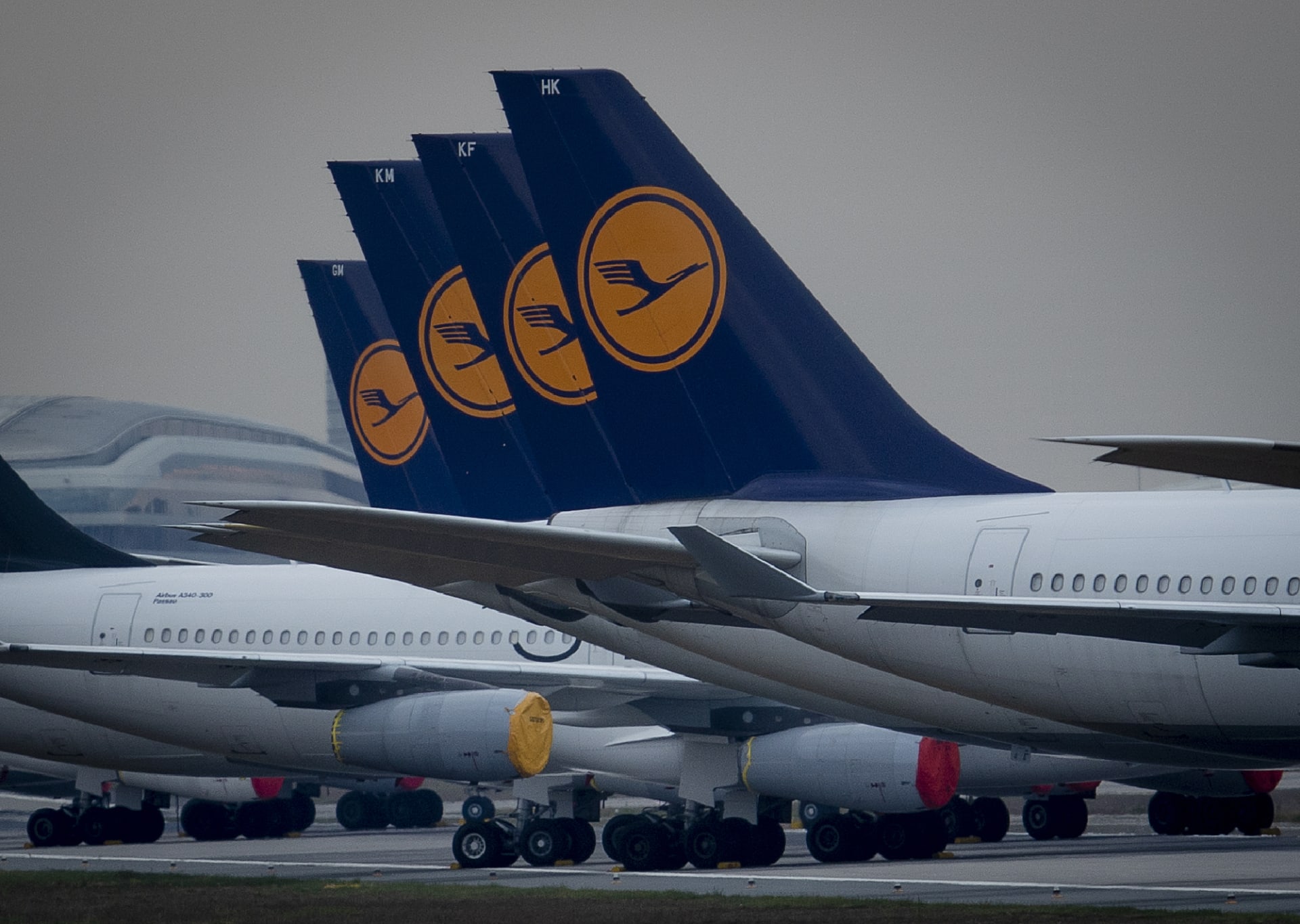 Letadla německé společnosti Lufthansa stojí zaparkované během koronavirové krize na letišti ve Frankfurtu nad Mohanem