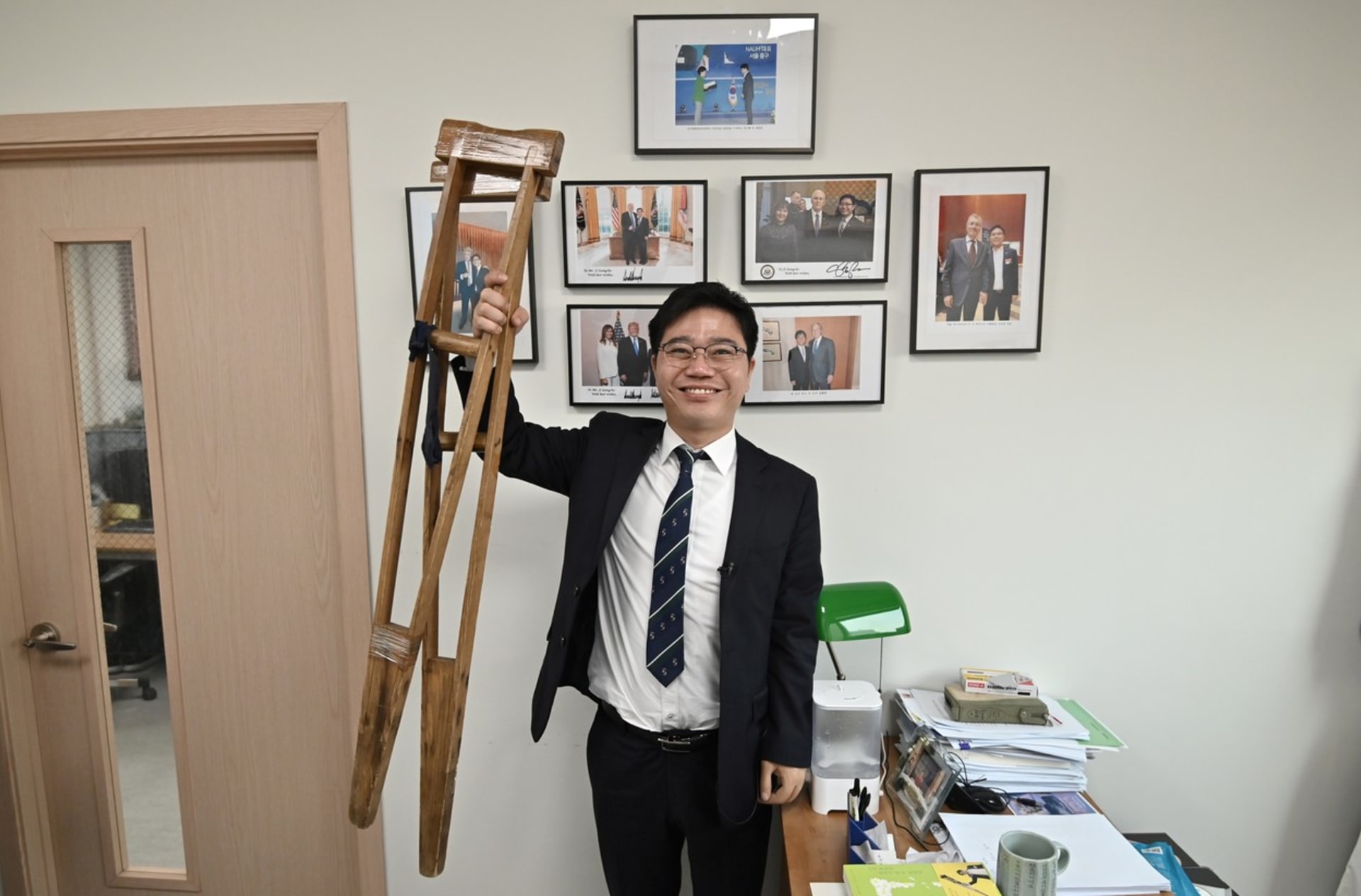 Ji Seong-ho v březnu 2020 ve své kanceláři s berlemi, s nimiž utekl ze Severní Koreje. 