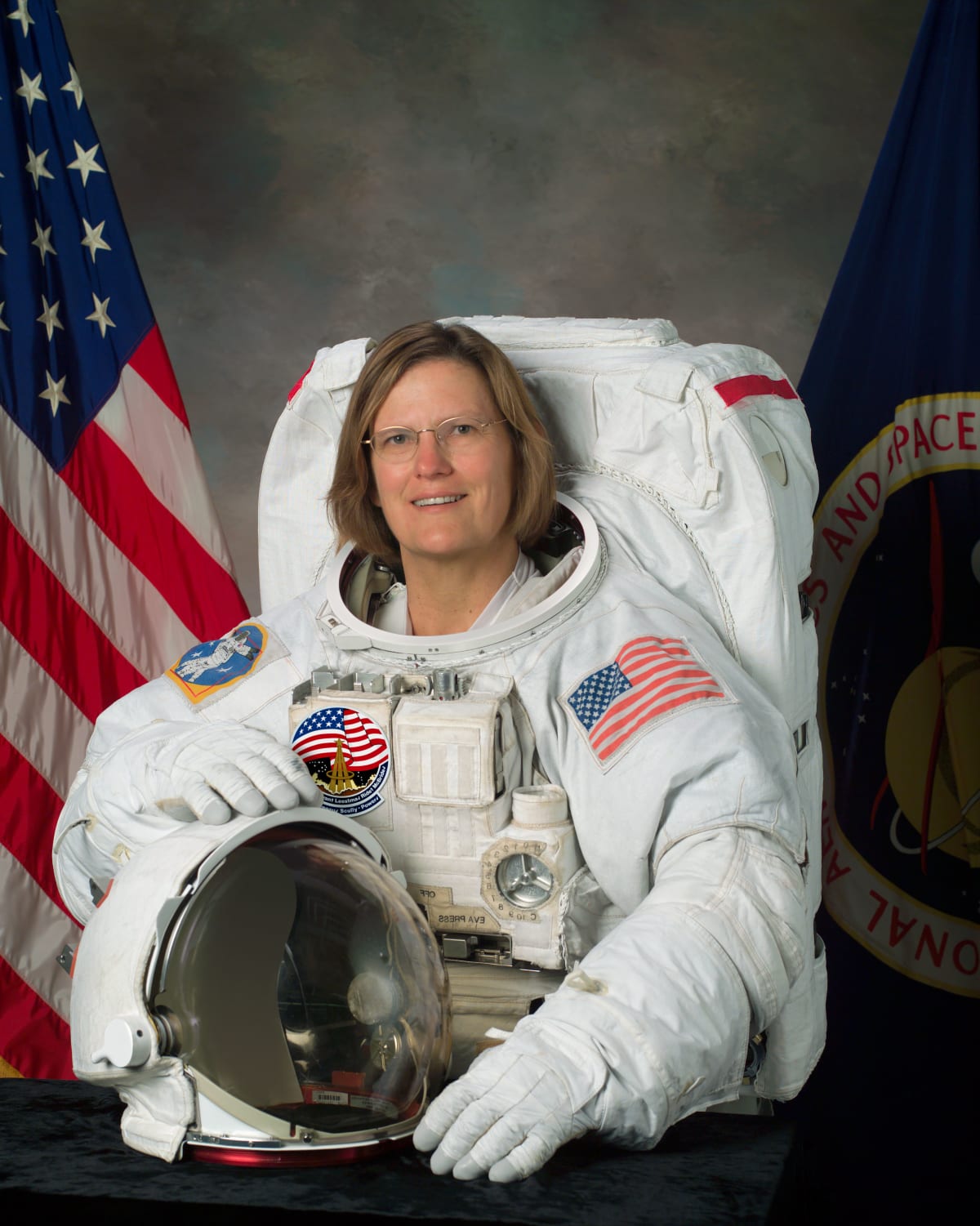 Astronautka Kathy Sullivan se stala prvním člověkem, který absolvoval pobyt ve volném vesmíru a podíval se do největších hlubin planety v Mariánském příkopu. Zdroj CNN
