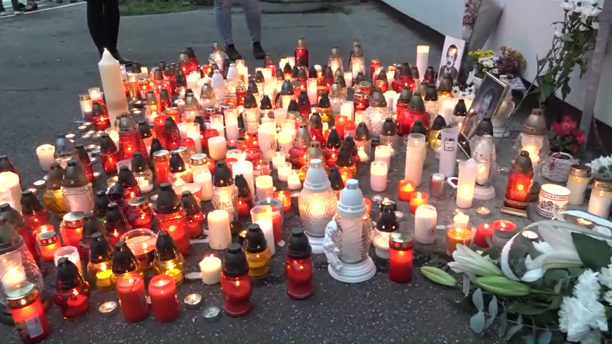 Lidé ve Vrútkách truchlí za zástupce ředitele místní školy, který se stal obětí útoku bývalého studenta