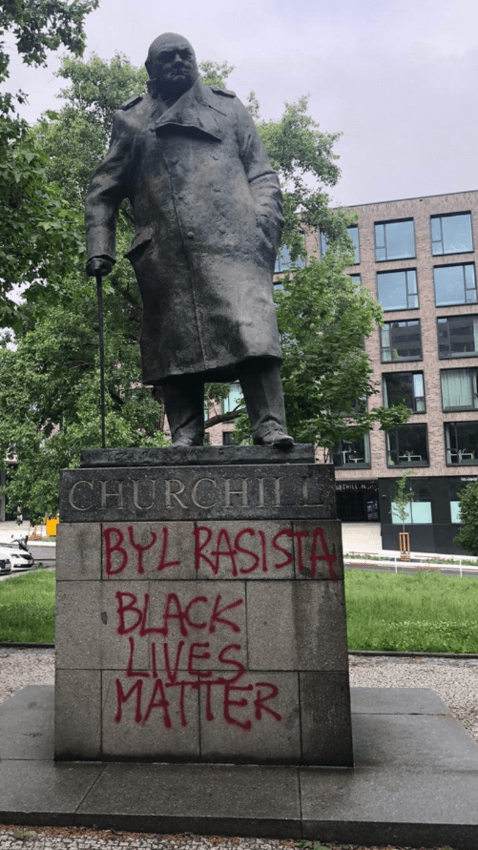 Poničená socha Winstona Churchilla na Žižkově