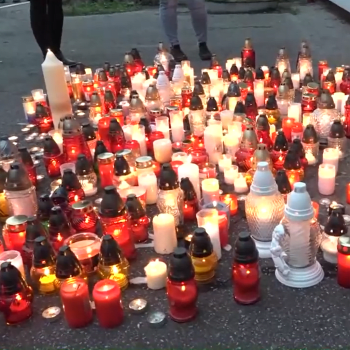 Lidé ve Vrútkách truchlí za zástupce ředitele místní školy, který se stal obětí útoku bývalého studenta
