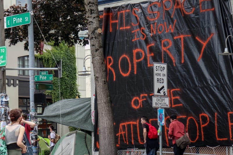 Policisté ze čtvrti Capitol Hill ve městě Seattle na severozápadě USA se po týdnech střetů s demonstranty stáhli z místní policejní stanice a nechali protestujícím volnou působnost.
