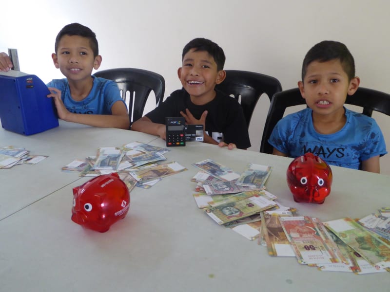 Děti nyní vlastní i visa kartu a učí se spravovat své finance.