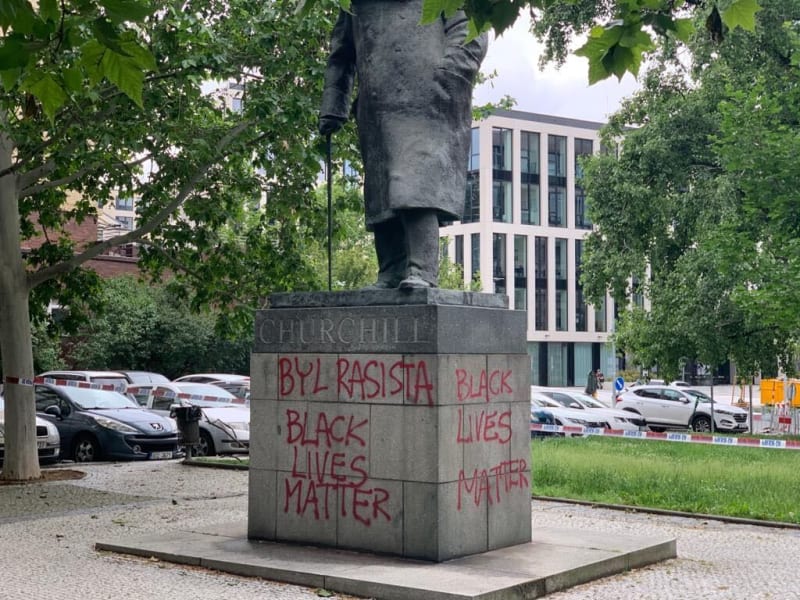 Poškozená socha Winstona Churchilla na stejnojmenném náměstí v Praze 3
