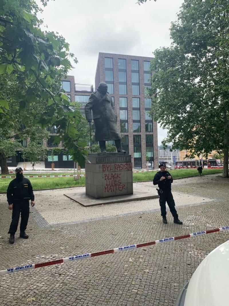 Poškozená socha Winstona Churchilla v Praze 3