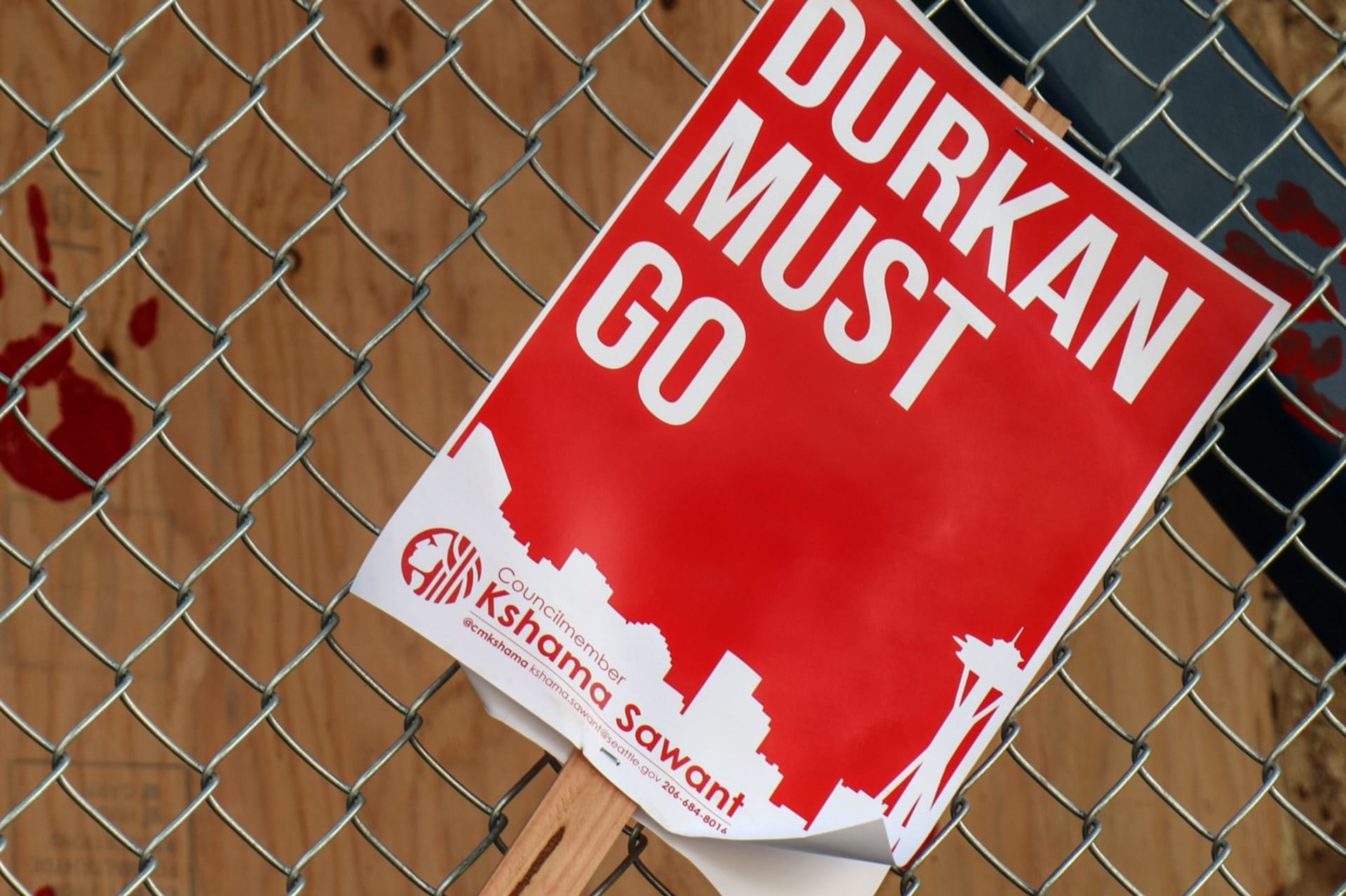 Leták vyzývající demokratickou starostku Seattlu Jenny Durkanovou k rezignaci