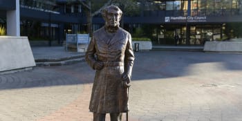Novozélandské město odstranilo sochu člověka, po kterém se jmenuje