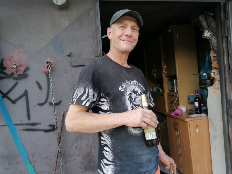 Václav Volný u své garáže v Ostravě – Přívoze