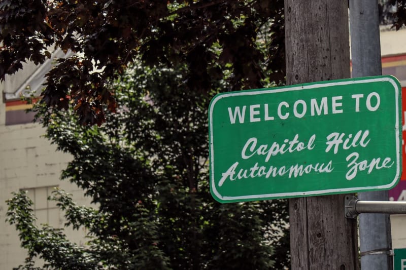 Vítejte v Capitol Hill - autonomní čtvrti, hlásá nápis