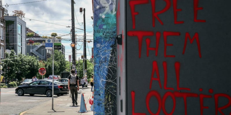 „Osvoboďte všechny rabující,“ hlásá nápis v samozvané autonomní čtvrti 