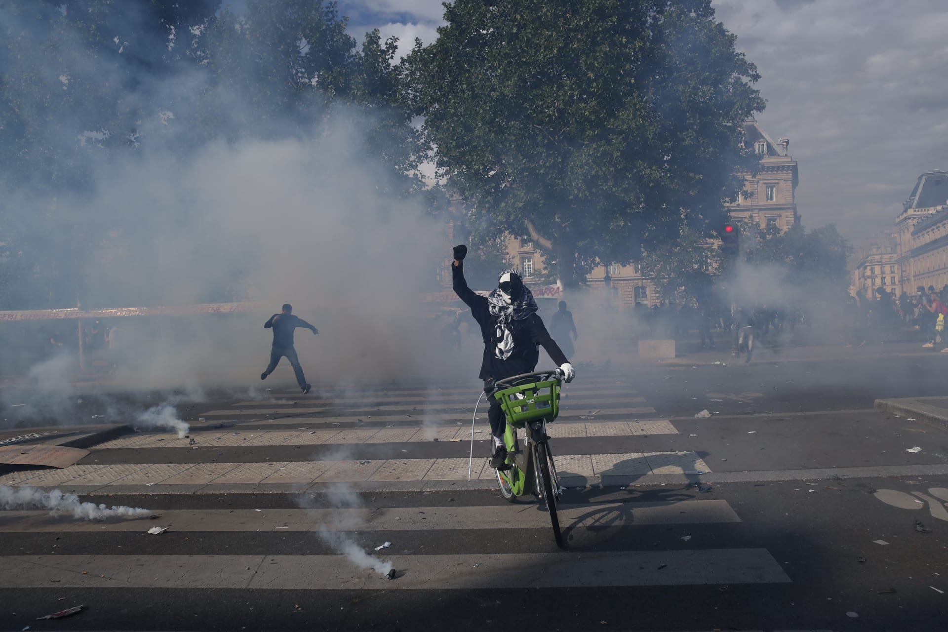 Policie na demonstranty v Paříži použila slzný plyn.