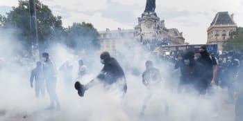 Protesty se přesunuly do Paříže. Policie na demonstranty použila slzný plyn