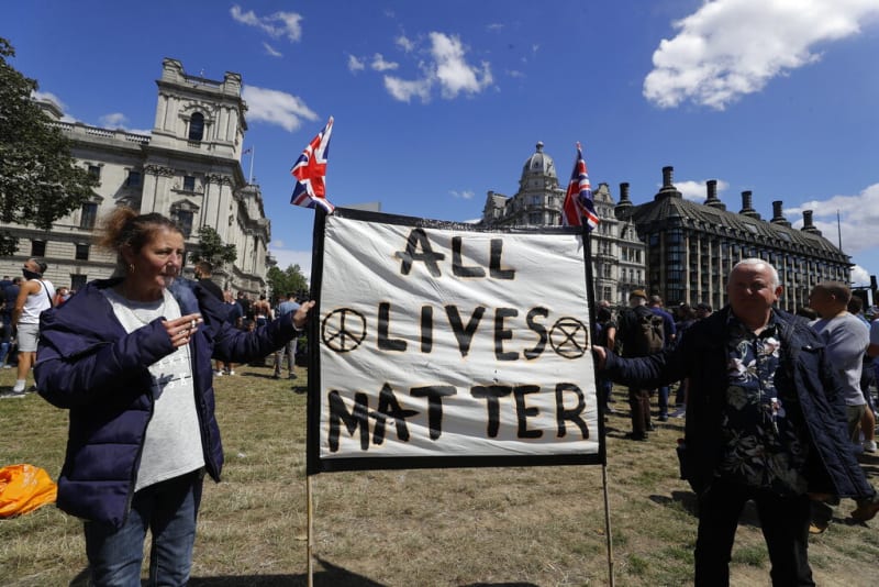 Stovky krajně pravicových demonstrantů uspořádaly shromáždění v oblasti Westminster.