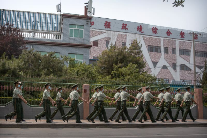 V Pekingu uzavřeli několik čtvrtí kolem tržiště Sin-fa-ti kvůli koronaviru.