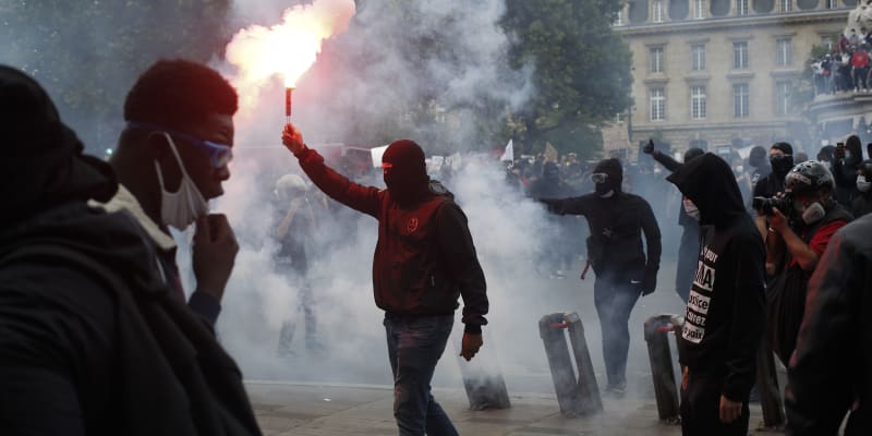 Policie na demonstranty v Paříži použila slzný plyn.