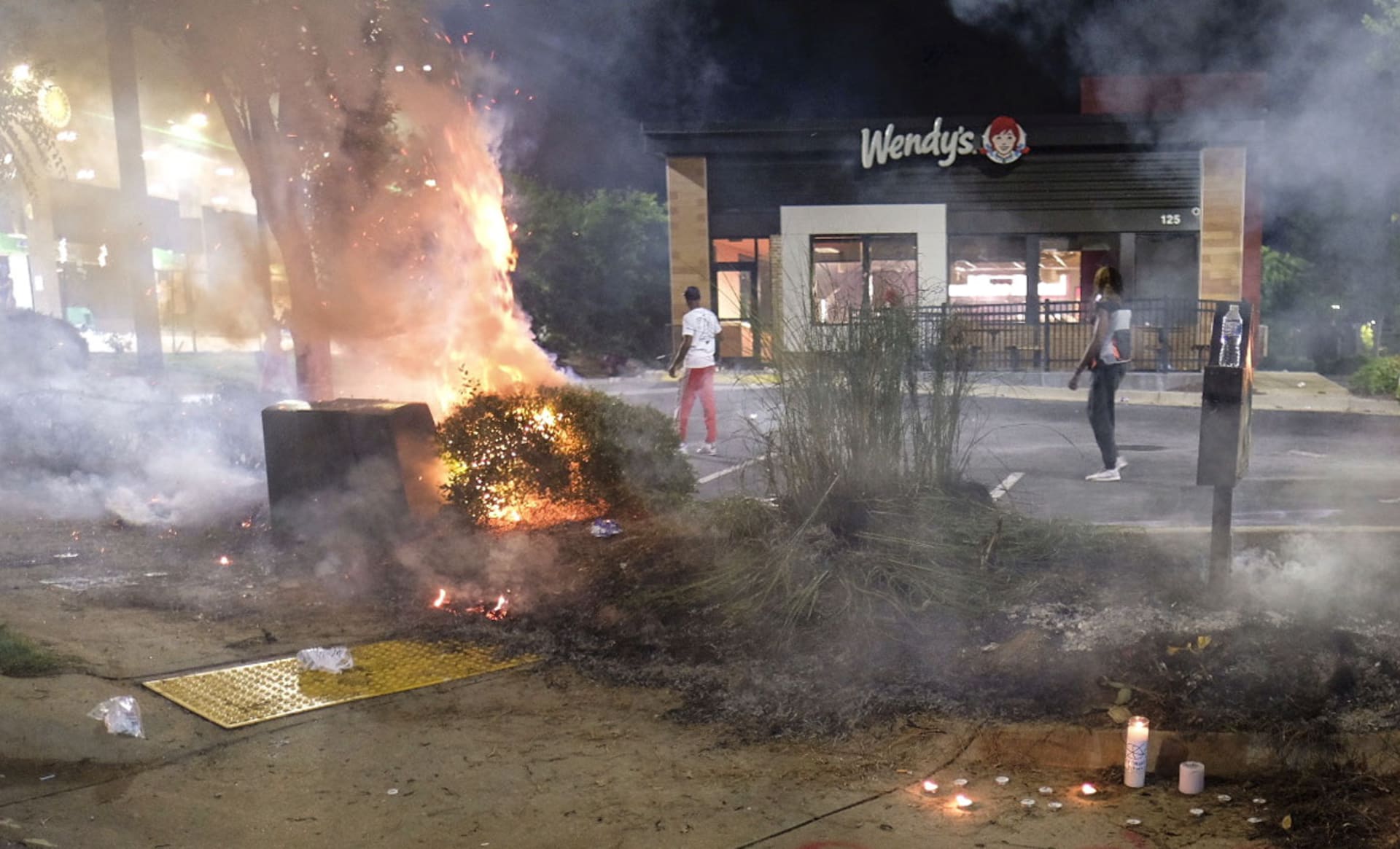 Demonstranti zapálili restauraci rychlého občerstvení, kde policie měla zastřelit dalšího Afroameričana.