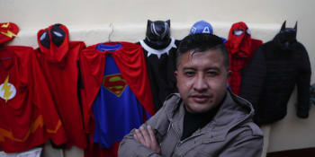 Bolivijský učitel přednáší v on-line hodinách v kostýmech superhrdinů