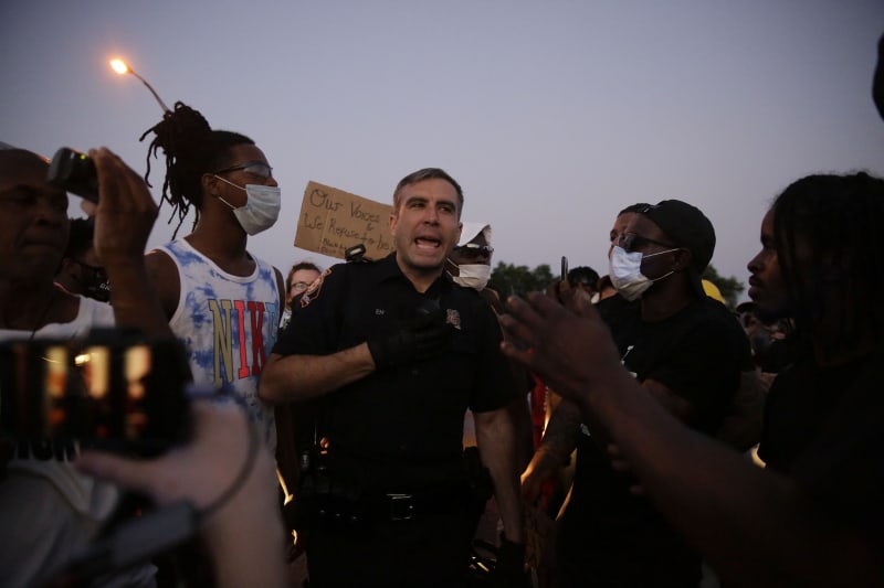 Demonstrace v Atlantě se vyhrocují po zabité dalšího Afroameričana policií.