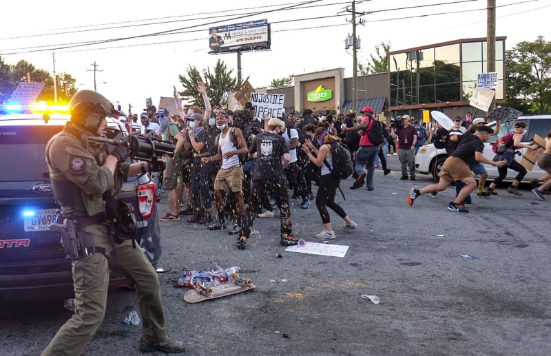 Demonstrace v Atlantě se vyhrocují po zabití dalšího Afroameričana policií.