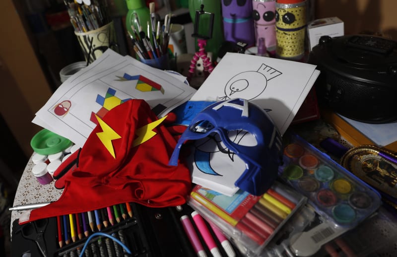 Bolivijský učitel přednáší v on-line hodinách v kostýmech superhrdinů.