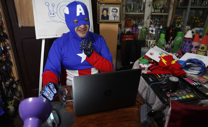 Bolivijský učitel přednáší v on-line hodinách v kostýmech superhrdinů.