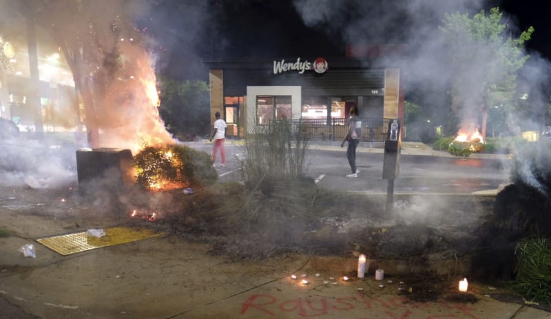 Demonstranti zapálili restauraci rychlého občerstvení, kde policie měla zastřelit dalšího Afroameričana.