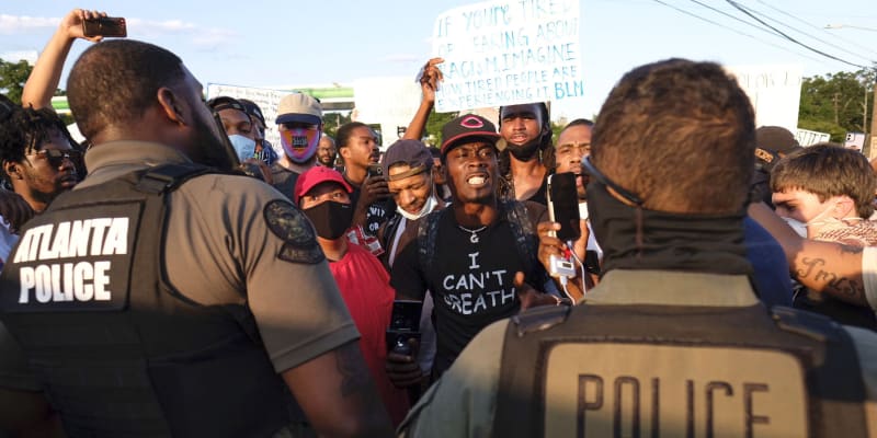 Demonstrace v Atlantě se vyhrocují po zabití dalšího Afroameričana policií.