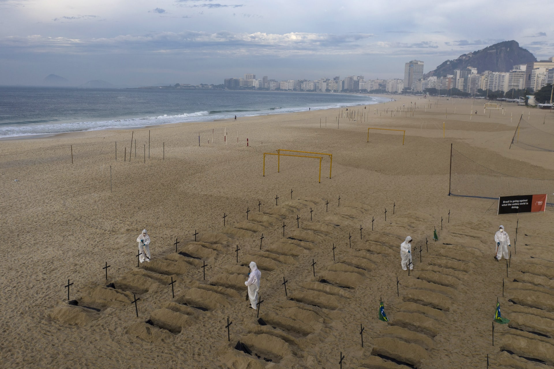 Aktivisté protestující proti postupu vlády v souvislosti s koronakrizí demonstrativně vykopali hroby na slavné pláži Copacabana 