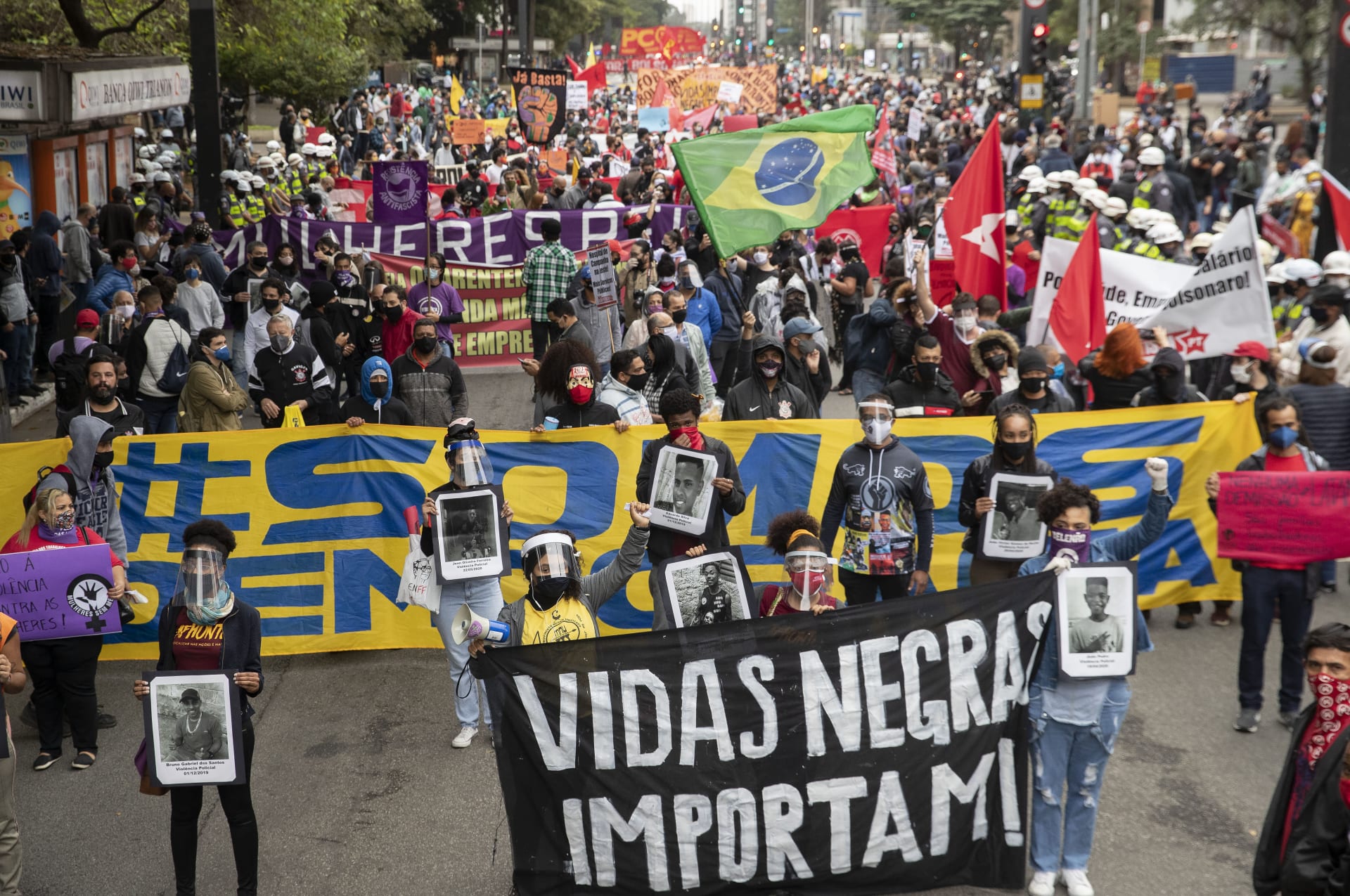 Navzdory rostoucímu počtu případů koronaviru v Sao Paulu o víkendu proběhly početné demonstrace proti rasismu a prezidentu Bolsonarovi