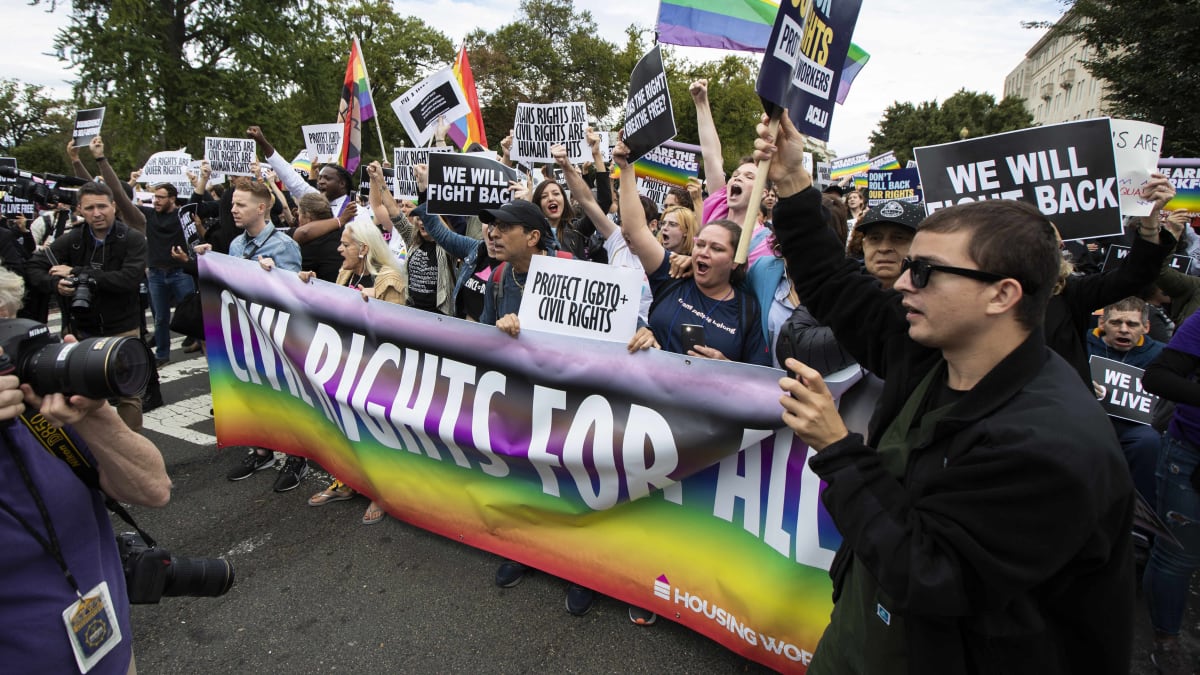 LGBT komunita v USA se dočkala práva ochrany před diskriminací na pracovišti. Rozhodl o tom Nejvyšší soud USA. 