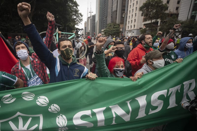 Navzdory rostoucímu počtu případů koronaviru v Sao Paulu o víkendu proběhly početné demonstrace proti rasismu a prezidentu Bolsonarovi