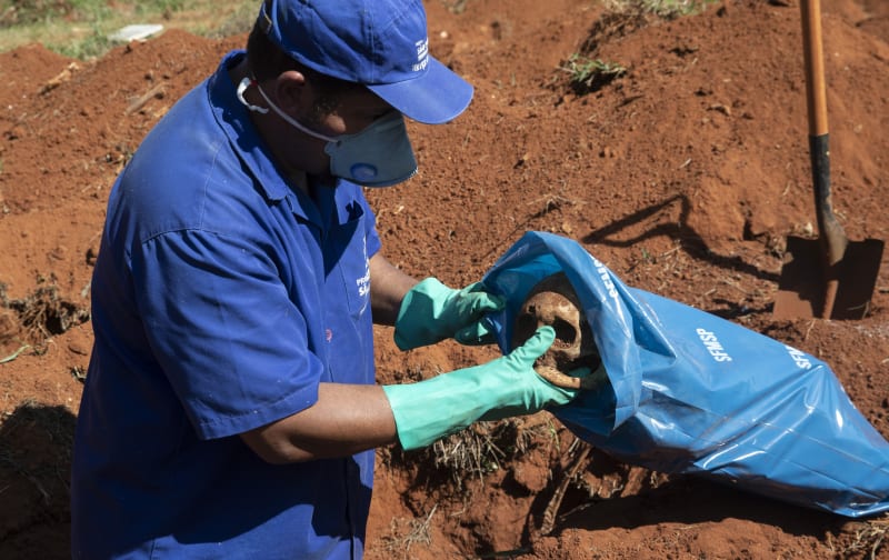 Pracovníci hřbitova v Sao Paulu exhumují starší hroby, aby bylo kam pohřbít oběti koronaviru