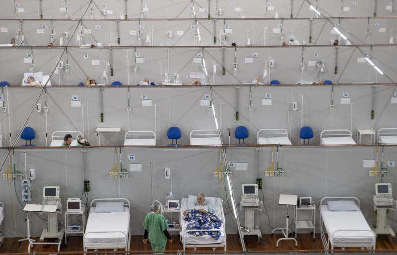 Improvizovaná nemocnice v jedné ze sportovních hal v Sao Paulu pro pacienty s onemocněním covid-19